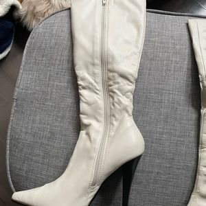 Winter white , tall boots , below the knee, size 6 , excellent condition
